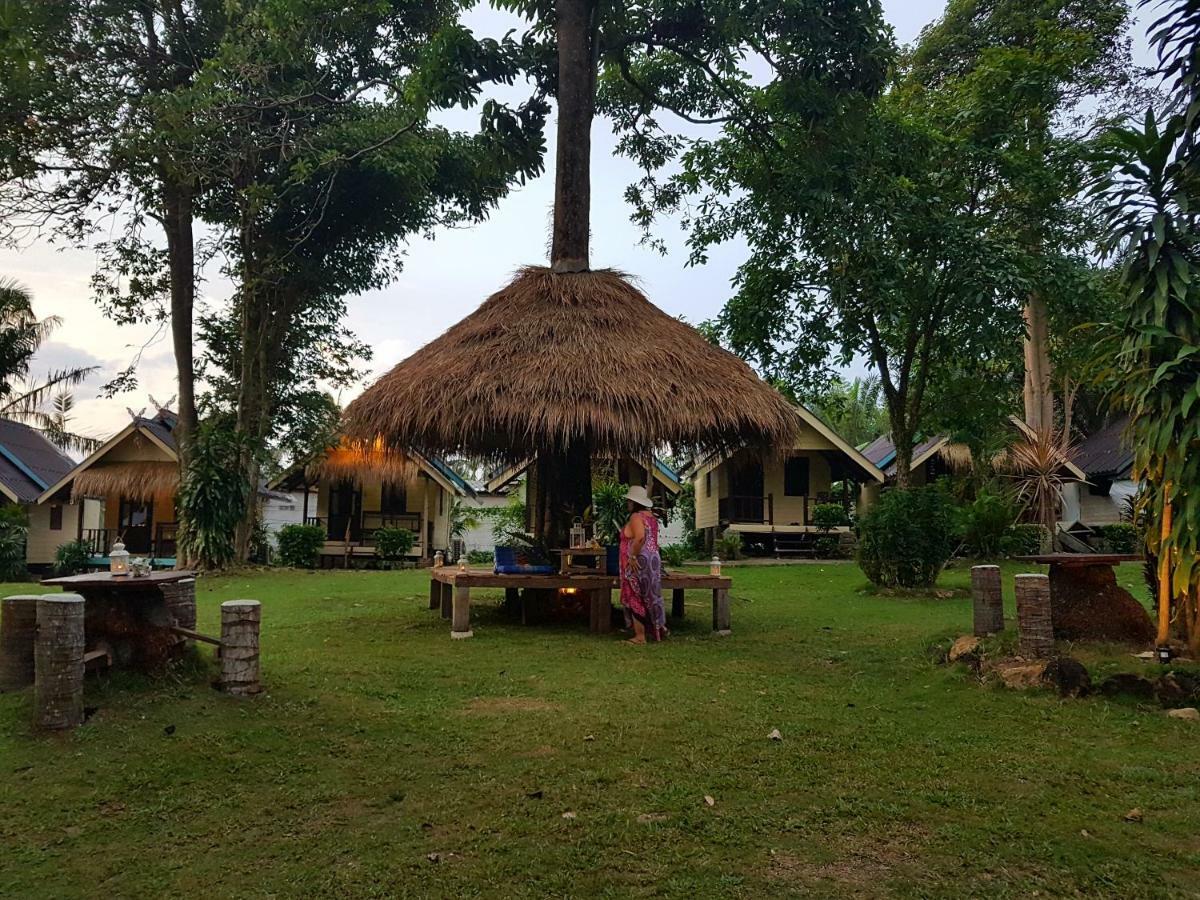 ฺbay Yard Hut Hotel Ко Чанг Екстериор снимка